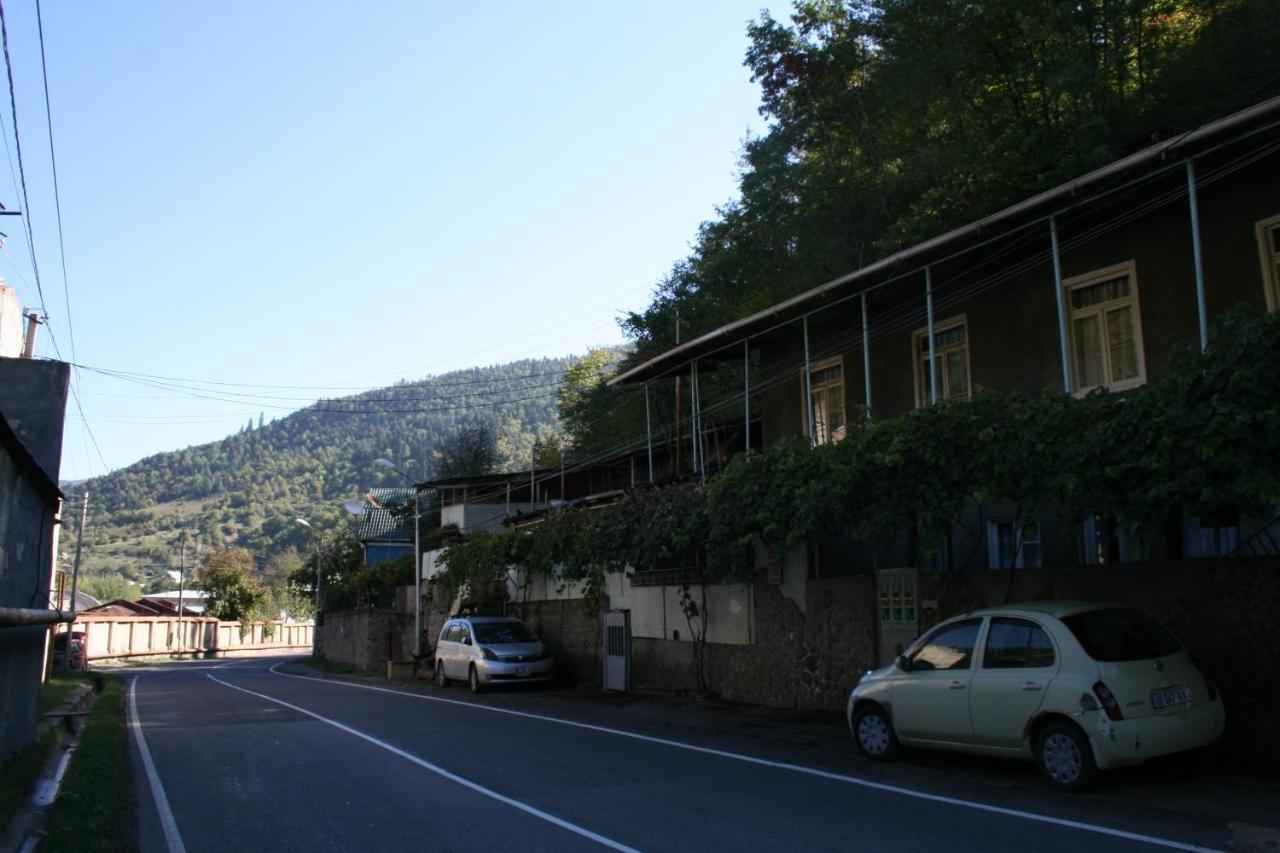 Guest House Nima Боржоми Екстериор снимка